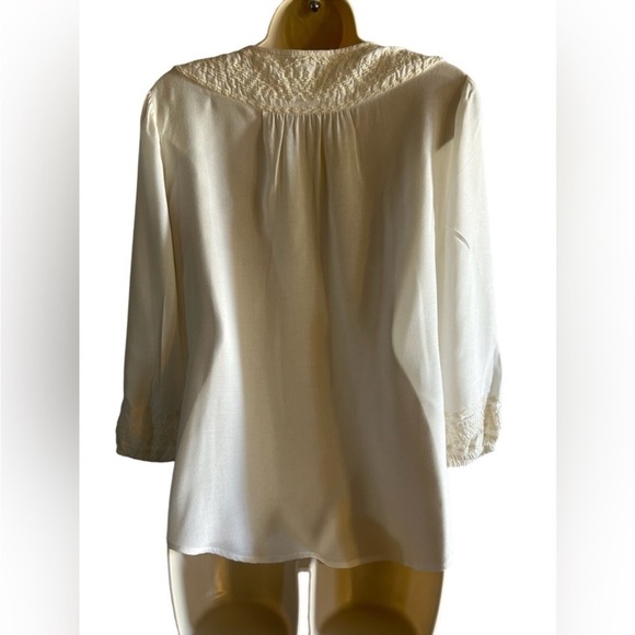 Lucky brand cream color 3/4 sleeve top with V neck size M - Picture 2 of 5